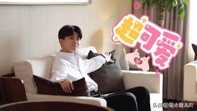 任嘉伦直播陪粉丝聊天爆料自己的微博小号以及下一步的工作计划