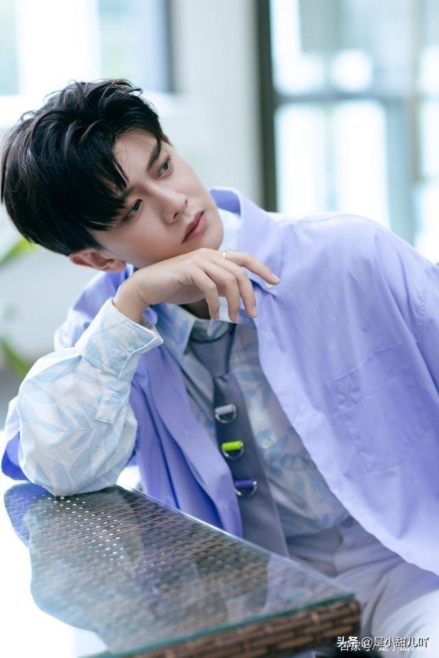 任嘉伦直播陪粉丝聊天爆料自己的微博小号以及下一步的工作计划